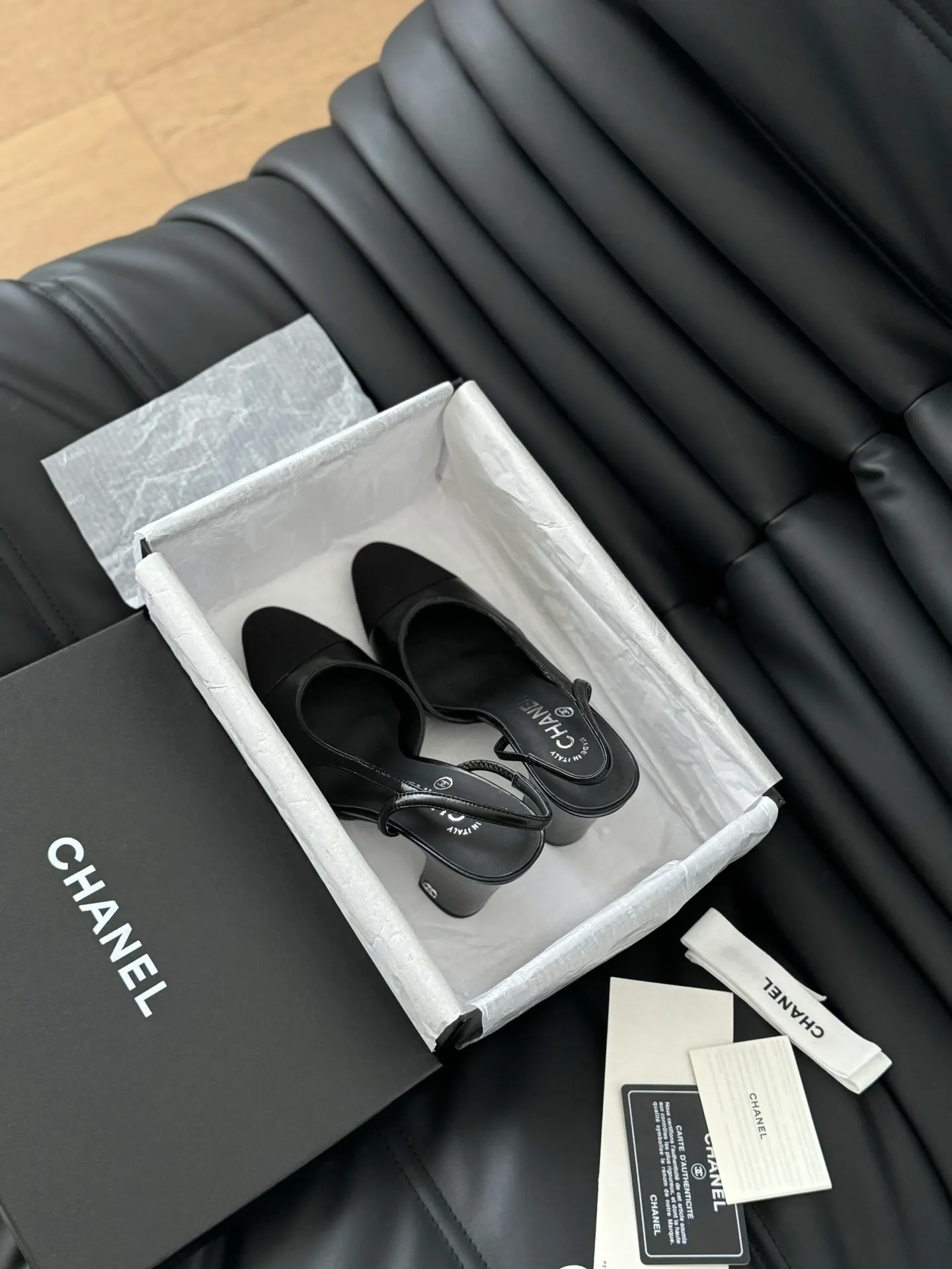 👟👟Ex-factory price 500👟👟 Purchasing-grade Chanel classic slingback sandals. We have been making this model for the past few years. This year we will re-purchase the version and make a detailed copy again. I found that the upper lines and body comfort of the new version have been slightly adjusted! The brand won't say anything because the overall appearance difference is not big and it doesn't affect wearing. All colors now produced are produced according to the latest styles! What you buy is the latest classic model from the counter, made of imported mixed sheepskin surface material, imported mixed sheepskin, and Italian imported cowhide leather soles! High heels 6.5cm Size:35-39 Other sizes can be customized